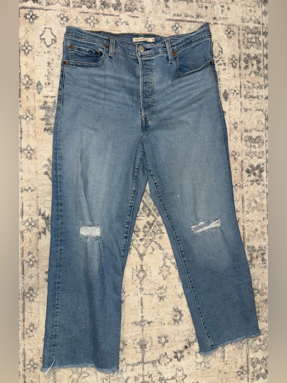 Levi’s Ribcage Straight Ankle Light Wash Distressed Leg Jeans Size 32